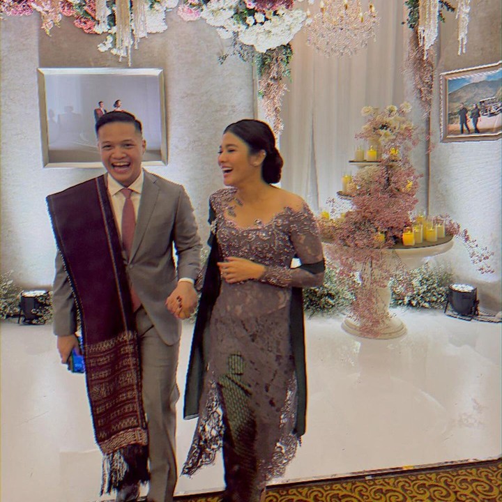 <p>Naysilla Mirdad pertama kali mengungkap jalinan asmaranya dengan Arfito pada tahun 2022. Sejak saat itu, Naysilla sering mengunggah foto bersama sang kekasih. Arfito bahkan diketahui sudah dekat dengan keluarga Naysilla, termasuk orang tuanya. (Foto: Instagram @naymirdad)</p>
