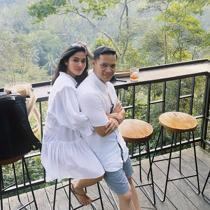 <p>Unggahan romantis Naysilla Mirdad ini menuai respons dari netizen, Bunda. Banyak di antaranya mendoakan pasangan ini segera naik pelaminan. "Semoga cepet nikah ya kaa," tulis akun @mi***. "Semoga segera diberkati di altar. Amin," ujar @wi***. (Foto: Instagram @naymirdad)</p>