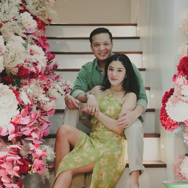 <p>Melalui unggahan ini, Naysilla mengungkapkan perasaan rindunya kepada sang kekasih yang tampaknya sedang tidak bersamanya di hari spesial tersebut. Perempuan 36 tahun ini juga menuliskan pesan haru untuk Arfito yang berulang tahun, Bunda. "<em>Happy birthday to my best friend and my lover.. Please just come home soon! I can’t wait to celebrate your birthday and create another sweet memories with you. As you know, my favorite love story is ourss..</em>(Selamat ulang tahun untuk teman baikku dan orang yang kucintai.. Tolong cepat pulang, aku sudah tidak sabar untuk merayakan ulang tahunmu dan kembali membuat kenangan yang manis bersamamu. Seperti kamu tahu, cerita cinta favoritku adalah tentang kita)," tulisnya. (Foto: Instagram @naymirdad)</p>