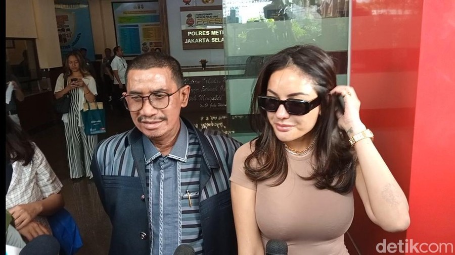 Nikita Mirzani dan pengacaranya saat ditemui di Polres Jakarta Selatan.