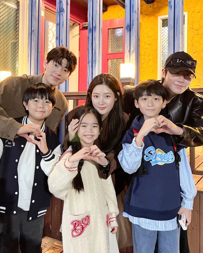 Para artis pemeran cilik tersebut adalah Shin Seo Won, Oh Eun Seo, dan Choi Jae Yoon. Secara berurutan mereka memerankan masa kecil dari karakter yang diperankan oleh Hwang In Yeop, Jung Chae Yeon, dan Bae Hyun Sung./ Foto: instagram.com/sw_shin13