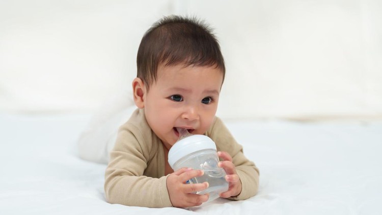 Pemberian air putih pada bayi