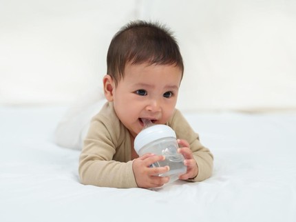 Kapan Bayi Boleh Minum Air Putih? Simak Aturannya Bun
