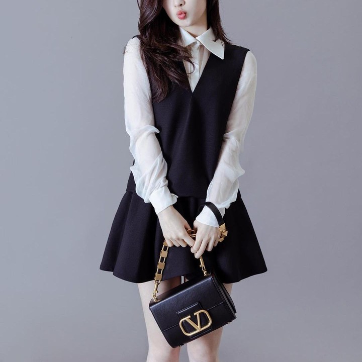 <p>Penggunaan kemeja dan <em>dress</em> lengan pendek seperti yang digunakan Jung Chae Yeon ini, bisa dijadikan inspirasi outfit kondangan bagi Bunda. Selain simpel, gaya pakaian ini memberi kesan feminin dan memesona pemakainya. (Foto: Instagram @j_chaeyeoni)</p>