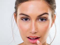 8 Penyebab Bibir Kering dan Pecah-pecah, Termasuk Sering Menjilatnya