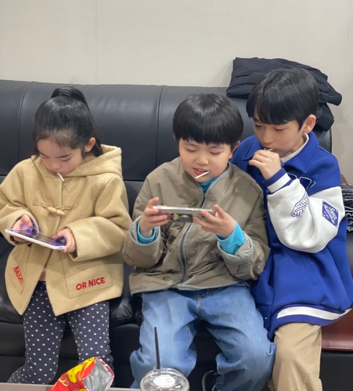 Persis seperti karakter yang diperankan di dalam drama, Shin Seo Won ternyata memiliki jiwa sebagai seorang kakak yang sangat kuat dengan memperhatikan Oh Eun Seo dan Choi Jae Yoon bersaing sengit dalam memainkan game./ Foto: instagram.com/sw_shin13