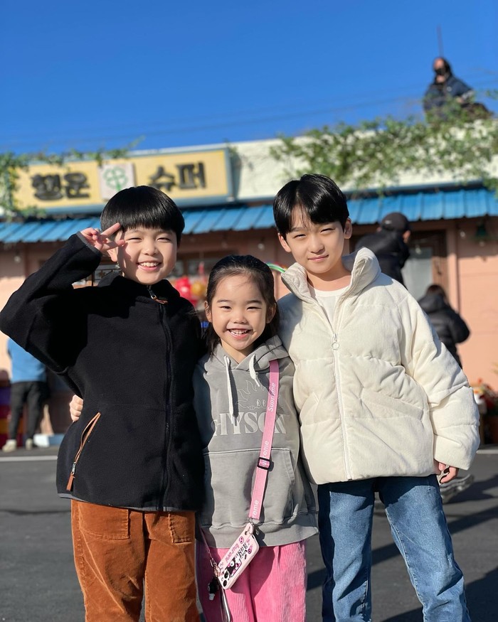 Pesona cerah dari Choi Jae Yoon, Oh Eun Soo, dan Shin Seo Won dengan mudahnya membuat publik jatuh cinta karena kedekatan mereka yang tampak alami serta celotehan menggelitik hati yang ditampilkan dalam drama./ Foto: instagram.com/5_eun_seo