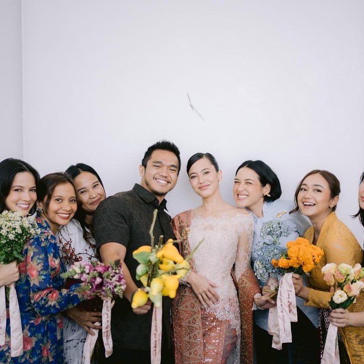 <p>Alih-alih langsung mengundang ke acara tunangan, Pevita justru mengatakan akan mengadakan <em>launching project</em> baru. "Jadi, aku undang sahabat terdekat aku ke <em>launching project</em> terbaru aku, tapi aku bikin <em>mysterious,</em> aku enggak share banyak detailnya," ujar Pevita, dikutip dari laman <em>Instagram@pevpearce,</em> Rabu (30/10/2024). (Foto: Instagram@pevpearce)</p>