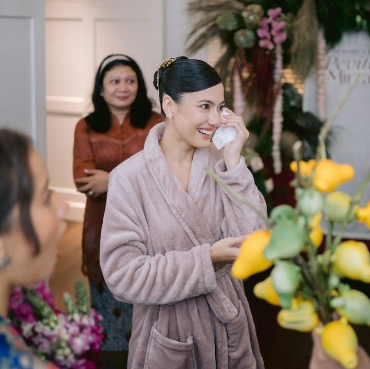 <p>Ia pun menuliskan permintaan maaf di akhir <em>caption</em> karena sudah memberikan kabar yang mengejutkan ini. "Maaf atas lelucon ini! Aku sayang kalian semua," tulis Pevita. (Foto: Instagram@pevpearce)</p>