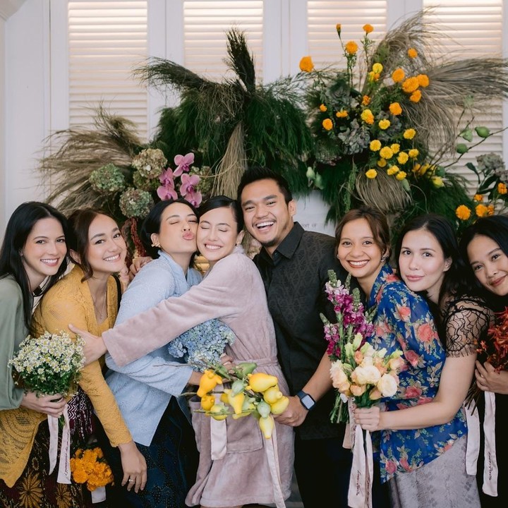 <p>Melalui <em>postingan</em> tersebut, aktris cantik ini menceritakan perasaannya yang berhasil memberikan kejutan dengan mengundang teman-teman dekatnya ke acara tunangannya. (Foto: Instagram@pevpearce)</p>