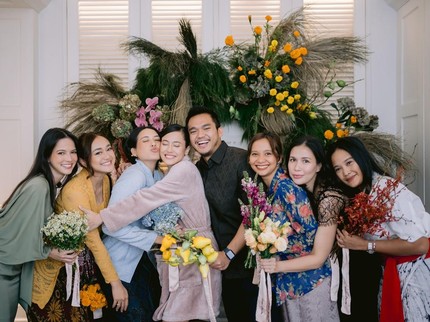 Potret Momen Pevita Pearce Berikan Kejutan untuk Para Sahabat saat Undang Acara Tunangan