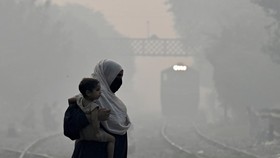 FOTO: Pemandangan Ngeri Kabut Polusi Kepung Pakistan