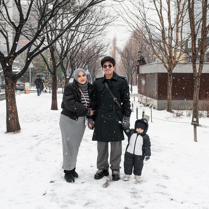 <p>Ketika sang putri, Ameena Atta, masih bayi, Aurel Hermansyah sudah mulai mengajaknya berkeliling dunia. Salah satu negara yang dikunjungi adalah Korea Selatan. (Foto: Instagram: @attahalilintar)</p>