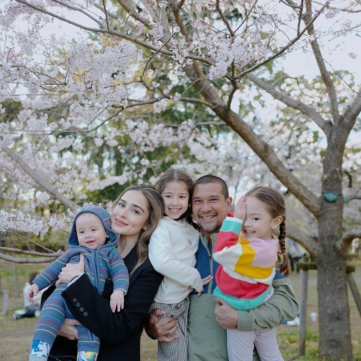 <p>Yasmine Wildblood gemar mengajak ketiga anaknya, Seraphina, Sophia, dan Yannick, berlibur keliling dunia. Dalam sebuah unggahan, terlihat Yasmine dan keluarga berpose di bawah pohon sakura kota Tokyo. "Sakura pertama kita," kata Yasmine. (Foto: Instagram: @yaswildblood)</p>