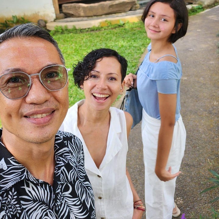 <p>Beberapa waktu lalu, Matacha mengikuti ajang Gadis Sampul 2023 dan berhasil menjadi juara. Ia terlihat anggun dengan <em>flower crown</em> di kepalanya. (Foto: Instagram: @erwinparengkuan)</p>