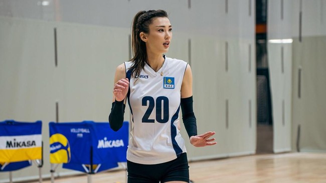 Atlet asal Kazakhstan, Sabina Altynbekova yang dikenal sebagai bidadari voli telah tiba di Jakarta untuk bergabung dengan klub Yogya Falcons di Proliga 2025.