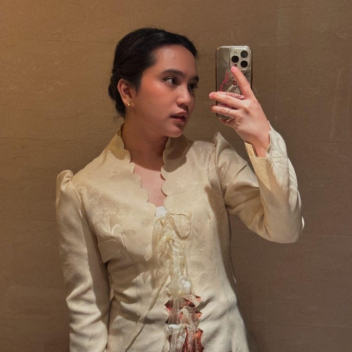 <p>Artis cantik Rachel Amanda telah menorehkan berbagai prestasi di dunia hiburan, Bunda. Meski begitu, Rachel tetap berusaha untuk menyelesaikan pendidikan tingginya. (Foto: Instagram: @auroramanda95)</p>