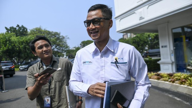 Dirut PLN Darmawan Prasodjo menyatakan BUMN yang dipimpinnya akan beralih dari bahan bakar fosil ke energi terbarukan.