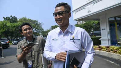 Dirut PLN Darmawan Prasodjo (kanan) bersiap menghadiri rapat yang dipimpin Presiden Prabowo Subianto di Kompleks Istana Kepresidenan, Jakarta, Rabu (30/10/2024). Rapat tersebut membahas program kebija