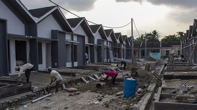 Pekerja menyelesaikan pembangunan rumah subsidi di salah satu perumahan di Kota Serang, Banten, Selasa (29/10/2024). Menteri Perumahan dan Kawasan Permukiman (PKP) Maruarar Sirait mengungkapkan rencan