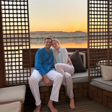 Sebulan Cerai dari Joe Jonas, Sophie Turner Pamer Pacar Baru Berdarah Bangsawan