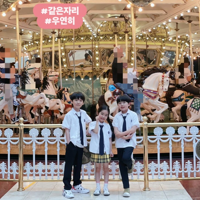 Seolah tak ingin kalah dengan keakraban para pemeran versi dewasa, Shin Seo Won, Oh Eun Seo, dan Choi Jae Yoon juga pergi bersama ke taman bermain kompak dengan mengenakan seragam sekolah selaras./ Foto: instagram.com/love_jae_yoon