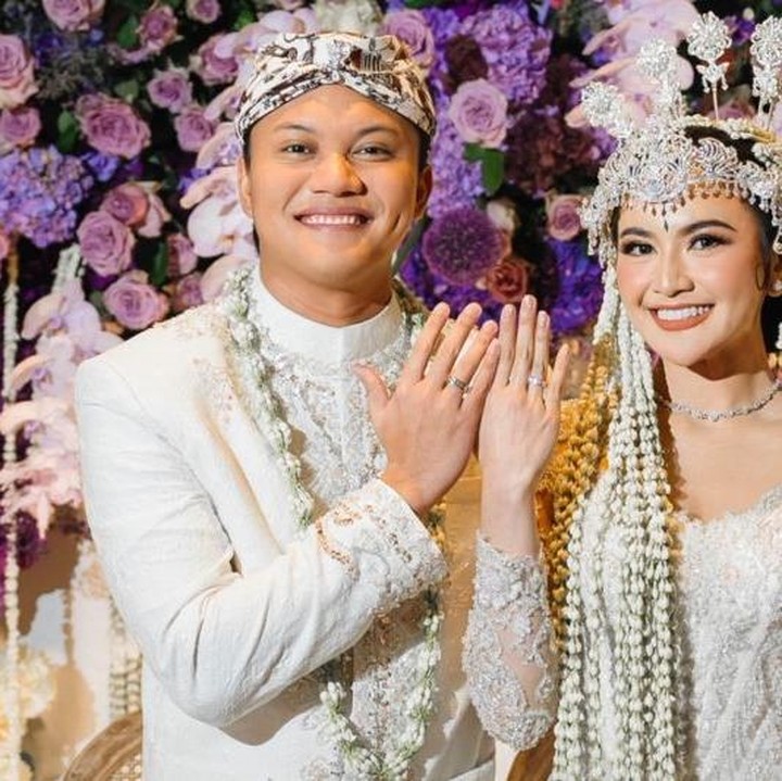 <p>Pernikahan pasangan Mahalini dan Rizky Febian juga menjadi salah satu pernikahan paling menghebohkan di tahun ini, Bunda. Keduanya resmi menjadi sepasang suami istri pada Mei 2024 setelah berpacaran selama dua tahun. "Alhamdulillah SAH!" tulis pria yang akrab disapa Iky ini. (Foto: Instagram: @rizkyfbian).</p>