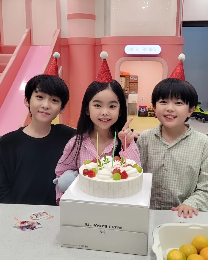 Ternyata kedekatan 3 bocah cilik pemeran drama 'Family by Choice' ini terus berlanjut meskipun proses syuting telah usai, Beauties. Mereka bahkan merayakan hari penayangan episode perdana drama bersama-sama./ Foto: instagram.com/love_jae_yoon
