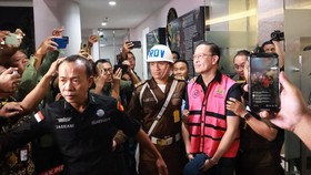 FOTO: Tampang Tom Lembong Usai Jadi Tersangka Korupsi Impor Gula