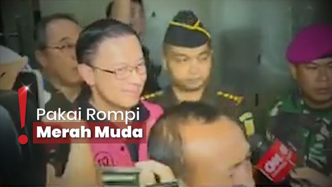 Tom Lembong Beri Senyum ‘Manis’ usai Tersangka Korupsi Impor Gula