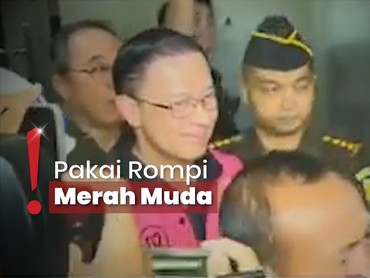 img-title Tom Lembong Beri Senyum 'Manis' usai Jadi Tersangka Korupsi Impor Gula