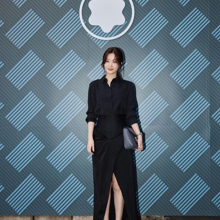 <p>Untuk menciptakan outfit kondangan yang elegan, Bunda bisa gunakan outfit serba hitam yang dipercantik dengan heels berwarna senada, serta <em>corset belt</em>, seperti yang dilakukan Jung Chae Yeon. Terlihat sangat berkelas, ya. (Foto: Instagram @j_chaeyeoni)</p>