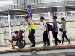 Bikin Anker Terharu, Viral Pamdal KRL Dorong Kursi Roda-Tuntun 3 Tunanetra