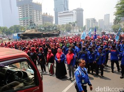 Video: Buruh Sujud Syukur Seusai Sebagian Gugatan UU Ciptaker Dikabulkan MK