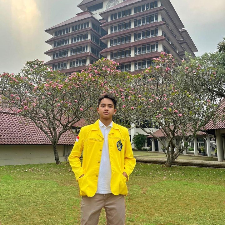 <p>Bahkan, ia pun tak jarang mengunggah foto anak-anaknya di Instagram pribadi seperti potret berikut ini saat putra sulungnya berhasil masuk Universitas Indonesia. <em>"Finally...</em> jadi anak kuliahan. <em>Good luck & enjoy</em>! Alhamdulillah," tulis Amara, dikutip dari laman <em>Instagram@amarangana,</em> Kamis (31/10/2024). (Foto: Instagram@amaranggana)</p>