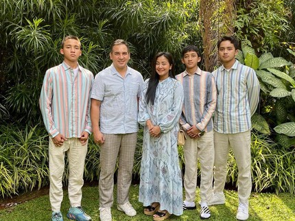 Kekompakan Amara & Frans Mohede Bersama Ketiga Anak Laki-laki, Intip Potretnya Bun