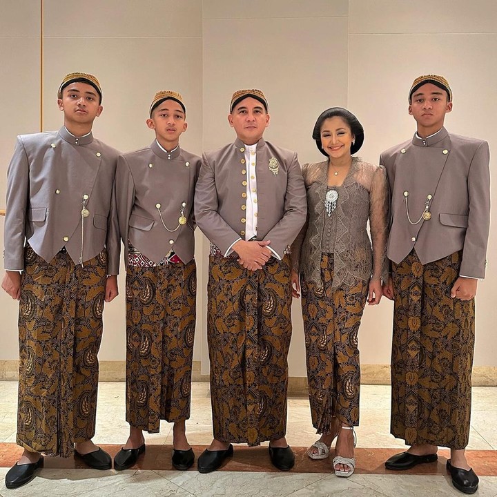 <p>Lantaran berada di antara laki-laki tampan di keluarganya, tak sedikit netizen yang mengomentari kecantikan Bunda tiga anak ini. "Cantiknya awet banget ya Mbak Amara," tulis akun <em>@itsme_bah****.</em> "Ada yang paling cantik," tulis akun <em>@lizzaa22****.</em> "Mba Amara selalu yang paling cantik yaa," tulis akun <em>@vita_edu****.</em> (Foto: Instagram@francmohede)</p>