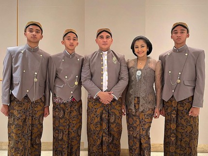 5 Potret Amara & Frans Mohede bersama Ketiga Anak Laki-lakinya, Si Sulung Kuliah di UI