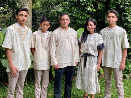 Terpopuler: Momen Frans Mohede dan Amara Kompak Bersama 3 Jagoannya
