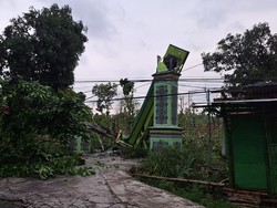 Angin Kencang Terjang 3 Desa di Lamongan, Pohon Tumbang Timpa Gapura-Rumah