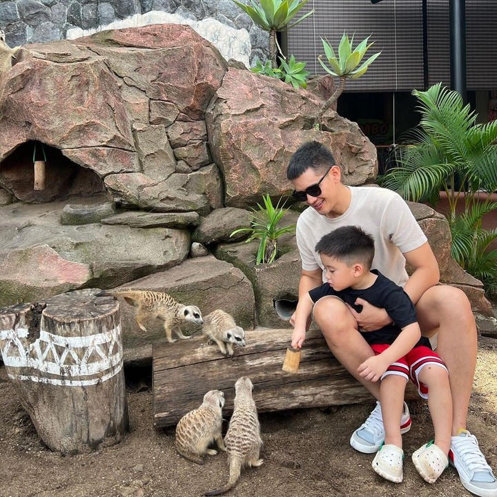 <p>Banyak netizen yang menyebut Athar sangat keren karena mau berinteraksi dengan para binatang. Tidak sedikit pula yang menyebut Si Kecil sangat berani, lho. (Foto: Instagram: @thereal_rezkyadhitya)</p>