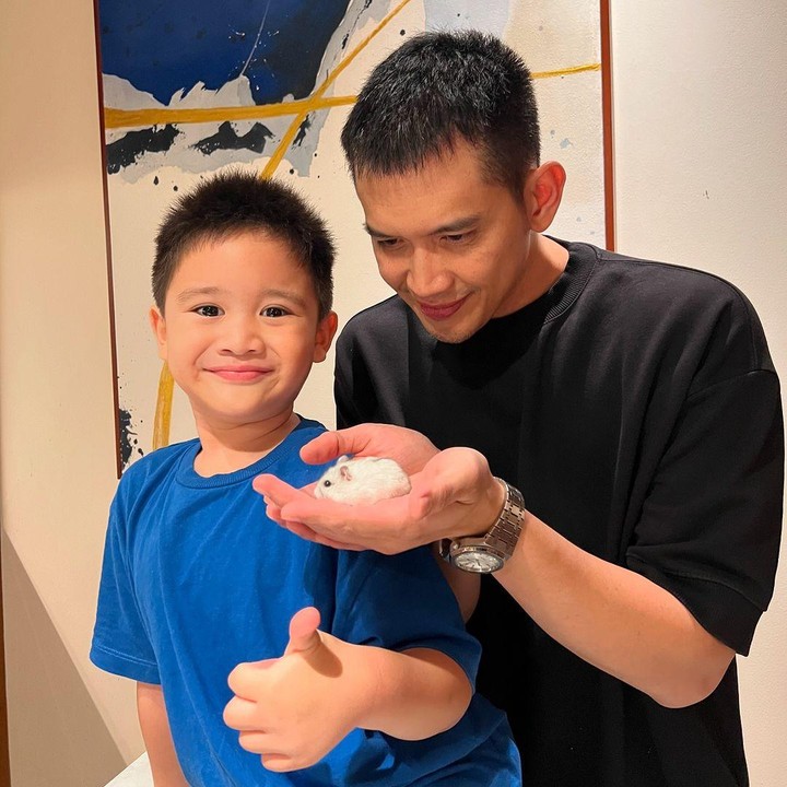 <p>Anak Citra Kirana dan Rezky Aditya, Athar, kini sudah berusia empat tahun, Bunda. Meski begitu, Athar telah bersahabat dengan banyak binatang, lho. (Foto: Instagram: @thereal_rezkyadhitya)</p>