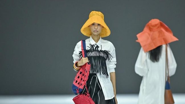 Intip Koleksi BIASA Bertajuk Rhapsody di Jakarta Fashion Week 2025