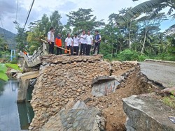 BPBD Jatim Dropping Air Bersih-Cek Jembatan Trenggalek Putus