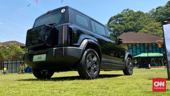 Aksi kendaraan listrik tersebut menarik perhatian warga ketika menyaksikan mobil tetap melaju di tengah genangan air yang tak wajar.