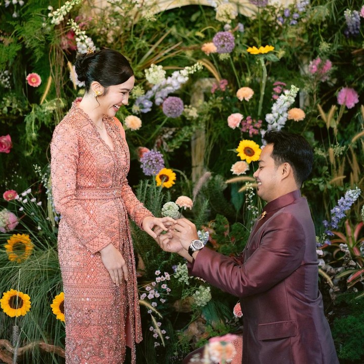 <p>Lantaran jarang sekali mengunggah momen bersama sang kekasih yang berprofesi sebagai polisi, tak sedikit para penggemarnya yang terkejut dengan <em>postingan</em> Febby. "AKUU KAGET KAGET KAGET," tulis akun <em>@mayad****.</em> "Tiba-tiba bangettt <em>congrats</em> cantik," tulis akun <em>@melinda****.</em> (Foto: Instagram@febbyrastanty)</p>