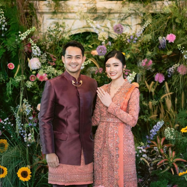 <p>Tampil dengan balutan busana berwarna merah, Febby dan sang kekasih terlihat begitu bahagia di hari spesialnya. Perempuan 28 tahun ini pun tersenyum lebar saat memamerkan cincin lamarannya, Bunda. (Foto: Instagram@febbyrastanty)</p>