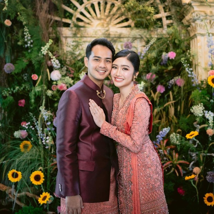 <p>Melalui potret tersebut, Febby mengatakan telah berhasil membawa hubungan tersebut ke jenjang pernikahan. "Mereka bilang kita tidak bisa melakukannya, tapi.. sepertinya kita berhasil," tulis Febby, dikutip dari laman <em>Instagram@febbyrastanty,</em> Kamis (31/10/2024). (Foto: Instagram@febbyrastanty)</p>