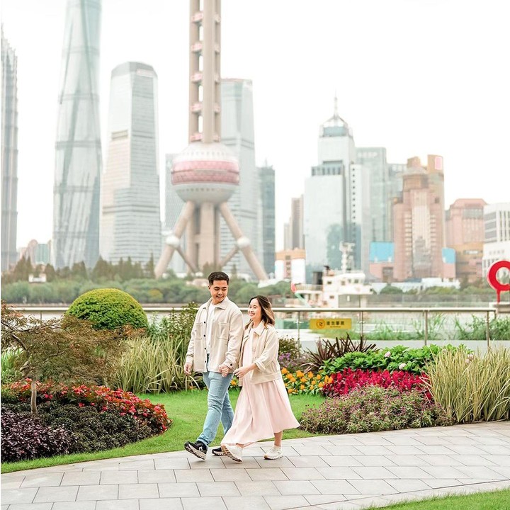 <p>Gritte membagikan potret saat menghabiskan waktu di Shanghai melalui akun media sosial miliknya. Perempuan 28 tahun ini memamerkan b<em>aby bump</em> kehamilannya sambil berpose bersama sang suami di pusat kota Shanghai. (Foto: Instagram @gritteagathaa)</p>