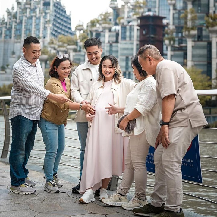 <p>Gritte tak hanya pergi berdua dengan suaminya lho. Ia juga mengajak serta kelurga besarnya, termasuk orang tuanya yang sebentar lagi menjadi kakek dan nenek. "<em>Shanghai babymoon with opa oma</em>," tulisnya di Instagram. (Foto: Instagram @gritteagathaa)</p>